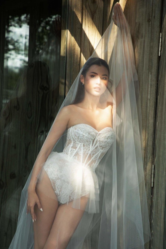 Thiết kế mang phom dáng body suit ôm sát Sh88bet đăng ký miễn phí, phối corset và chân váy voan mỏng xếp tầng.