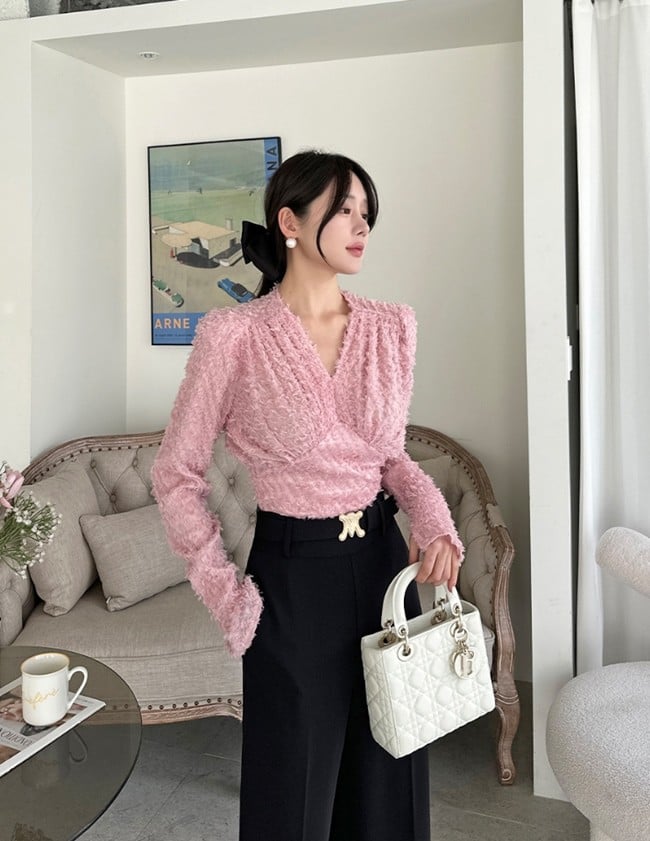 Mùa Xuân, các cô gái có thể thay đổi sang những kiểu áo blouse cổ tim, cổ rộng