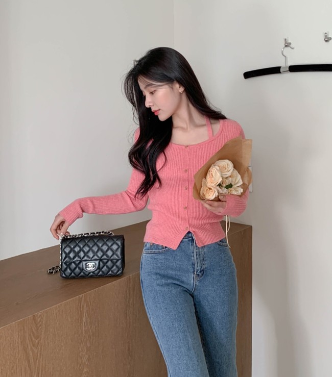 Mùa Xuân đến mang theo không khí ấm áp, vì vậy những chiếc áo len dày cộp với cổ lọ hay các kiểu len thô cứng đã không còn phù hợp nữa.