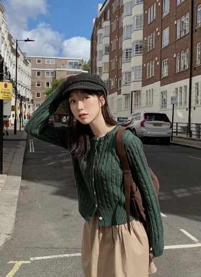 Áo cotton, áo len dệt kim, áo khoác gió mỏng, áo vải sheer,... phối cùng với áo len và áo sơ mi.