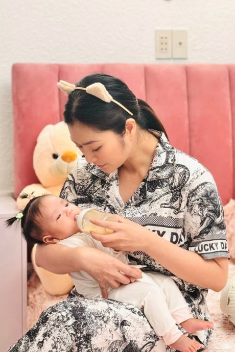 Tháng 7/2024, diễn viên Thanh Trúc sinh một bé gái nặng 3,3 kg bằng phương pháp sinh mổ