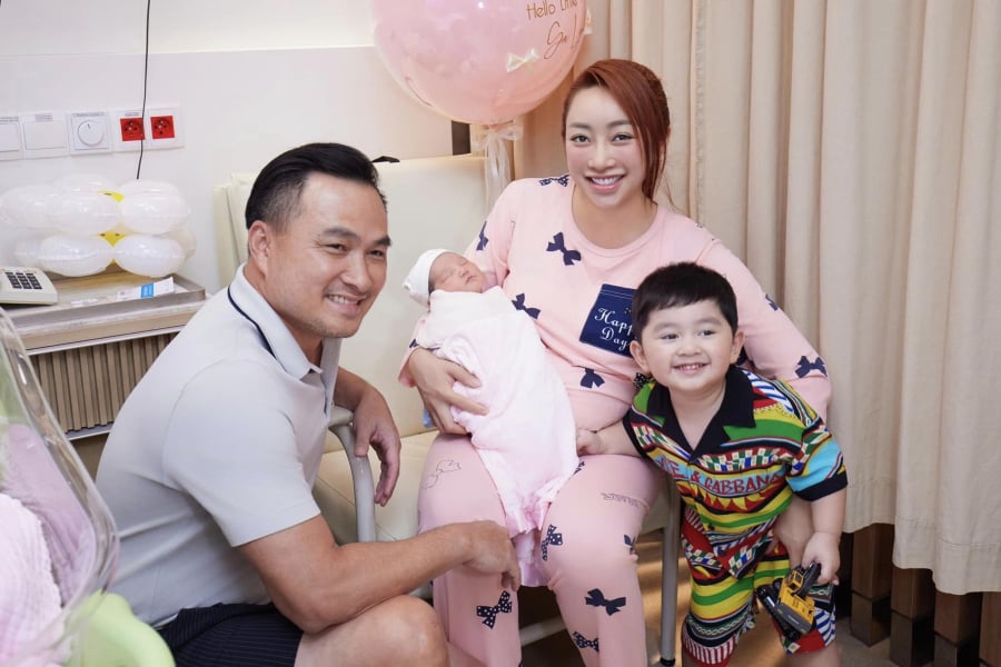 Sáng 23/9, Chi Bảo tiết lộ cùng bạn bè và khán giả, bà xã Lý Thùy Chang đã sinh con gái. 