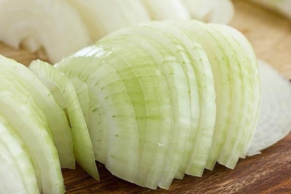 Chỉ cần cắt hành tây thành lát mỏng, chà trực tiếp lên bề mặt kính, sau đó lau lại bằng nước sạch.
