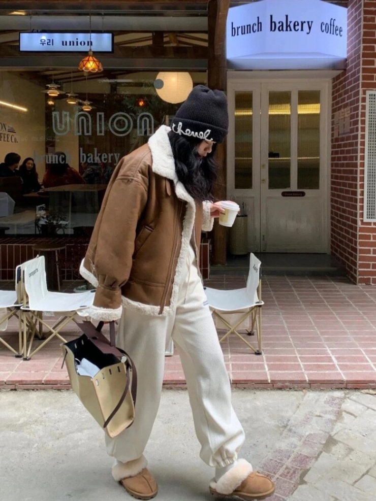 Dép lê shearling là xu hướng mới đầy bất ngờ, mang lại cảm giác ấm áp và sang trọng.