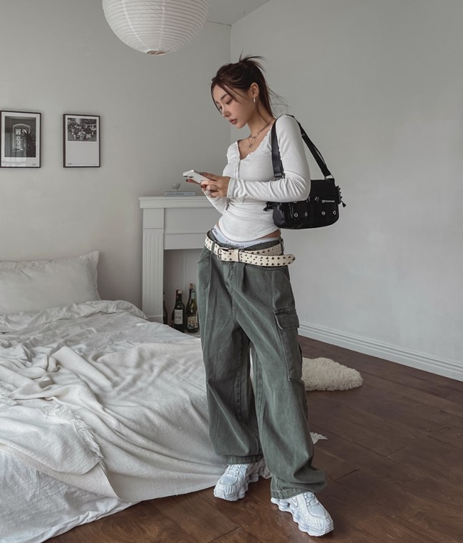 Quần túi hộp thường có kiểu dáng rộng rãi, thoải mái, kèm theo các chi tiết túi làm tăng thêm độ phồng của Shbet999 com đăng nhập.