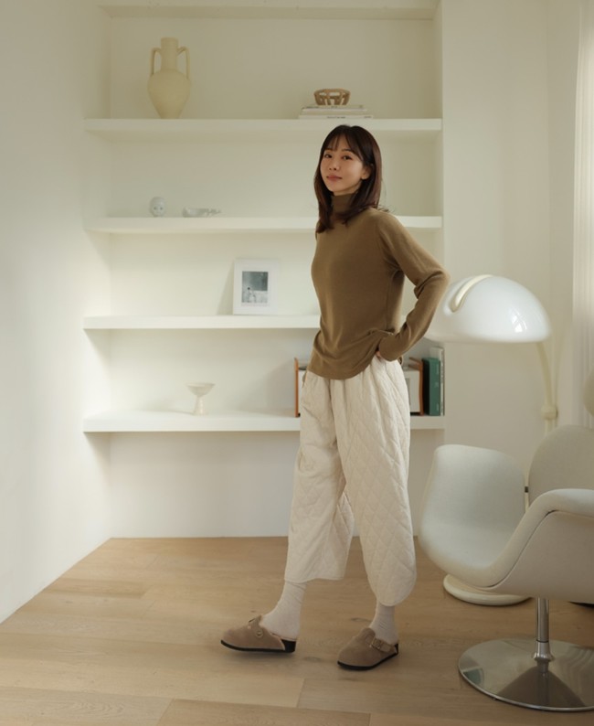 Thiết kế này không chỉ giúp đôi chân trông dài hơn mà còn mang lại sự thanh thoát trong từng bước đi.
