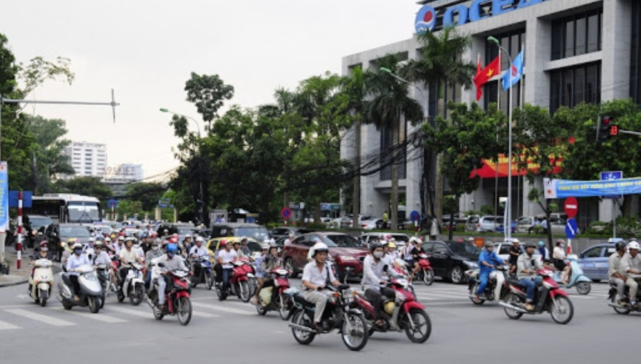 Từ 2025, 2 trường hợp được vượt xe bên phải mà người dân cần biết. (Ảnh minh họa)