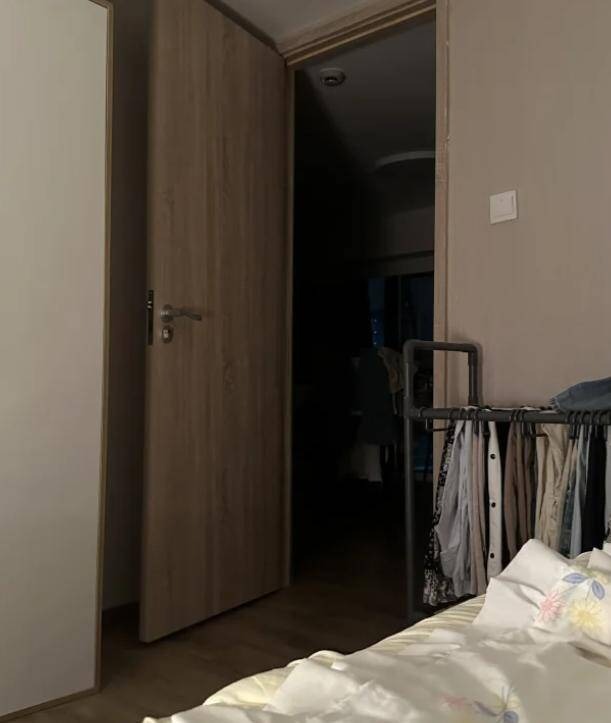 Việc đặt nến hoặc tinh dầu gần giường tiềm ẩn nguy cơ cháy nổ, đặc biệt nếu sử dụng nến có ngọn lửa.
