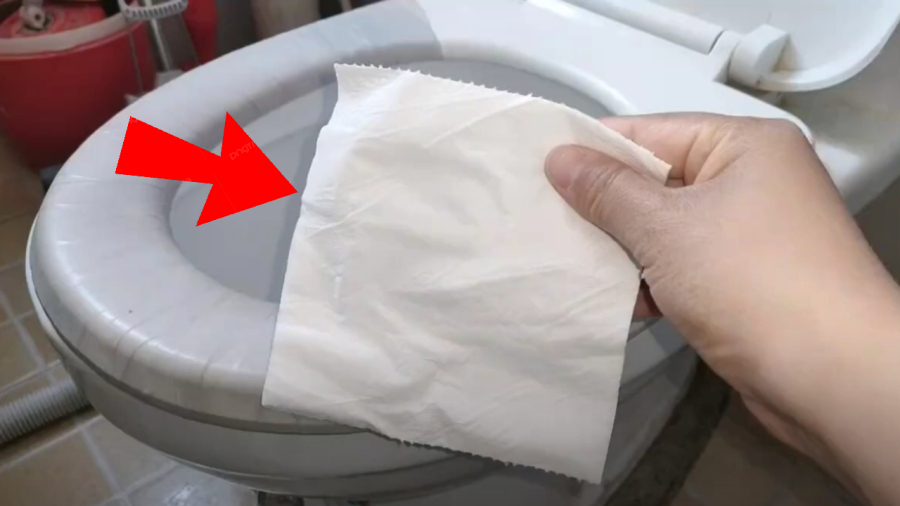 Việc bỏ một mẩu giấy vào bồn cầu trước khi đi vệ sinh giúp hạn chế các tình huống khó chịu, khó xử.