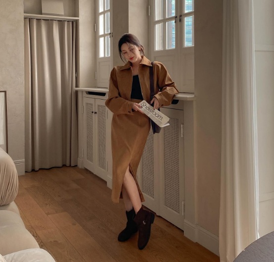 Chi tiết xẻ tà không chỉ tôn lên vẻ đẹp dịp Tết, mà còn tạo hiệu ứng Shbet888 phiên bản mới nhất, giúp người mặc trông cao hơn.