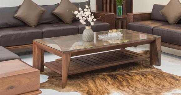 Trên bàn uống nước trong phòng khách, gia chủ thường đặt ấm nước, ly tách trà để mời khách. 