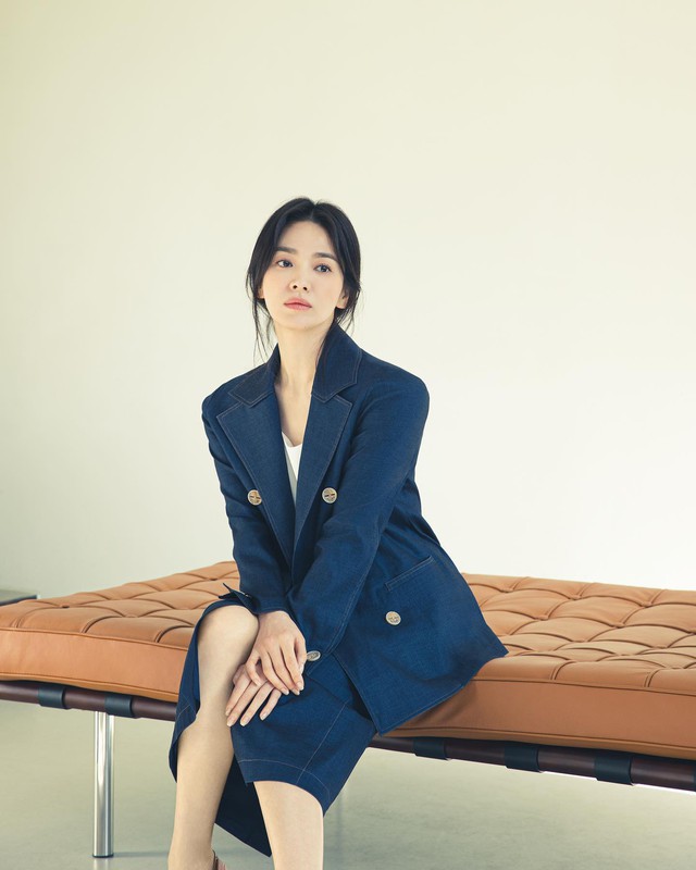  Song Hye Kyo kết hợp cùng áo trắng layer, giữ sự cân bằng giữa nét thanh lịch và hiện đại.