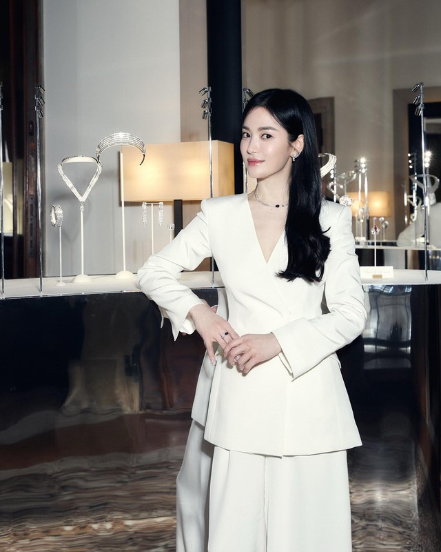 Song Hye Kyo thường kết hợp với các món Shbet111 kèo cá cược world cup nhỏ xinh, làm nổi bật bộ Shbet999 com đăng nhập đơn giản.