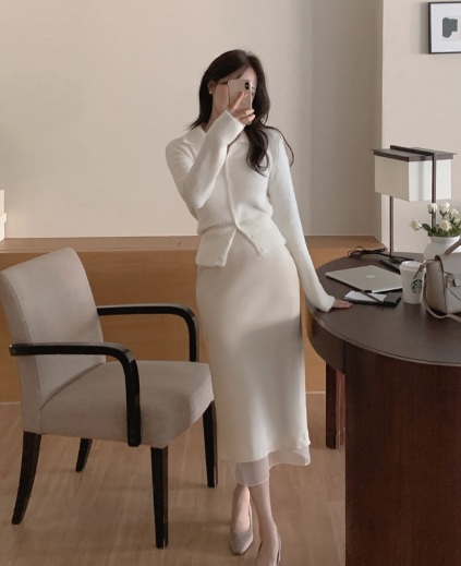 Với thiết kế gọn gàng, chân váy suông giúp tạo hiệu ứng cao ráo và thanh thoát cho người mặc.