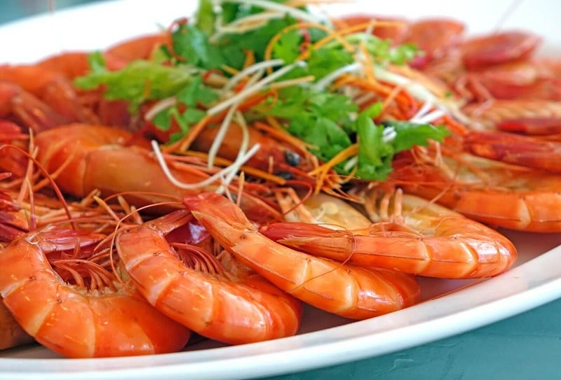 Tôm luộc với lá dứa sẽ có màu đỏ đẹp, thịt chắc và thơm ngon hơn rất nhiều.    