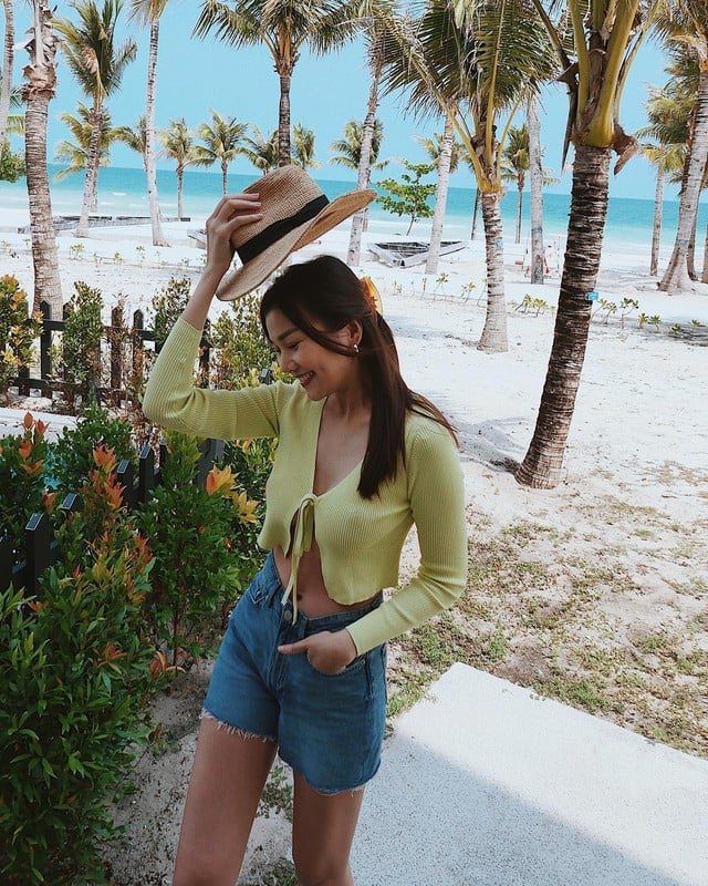 Áo cardigan mỏng phối cùng quần denim short tạo nên phong cách vừa năng động vừa nữ tính.