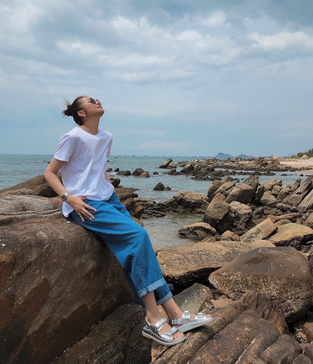 Combo áo thun trắng và quần jeans xanh là lựa chọn không bao giờ lỗi thời. 