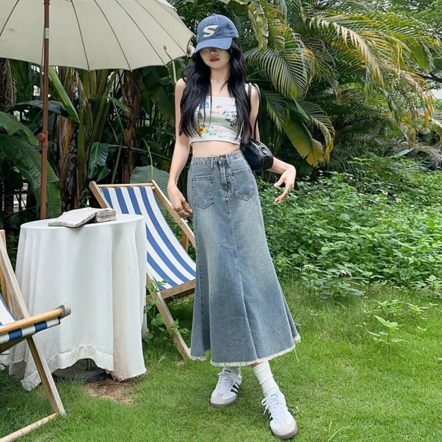 Sự phổ biến của váy denim dài đang dần chững lại. 
