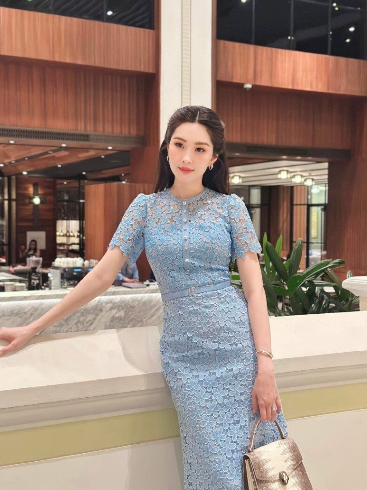Hoa hậu Đặng Thu Thảo được biết đến với phong cách thời trang đầy nữ tính và tinh tế