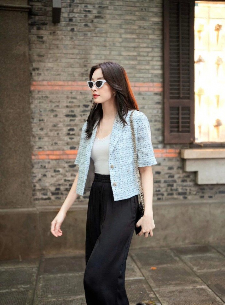 Cô luôn xuất hiện với vẻ ngoài rạng rỡ và gu thời trang biến hóa đa dạng