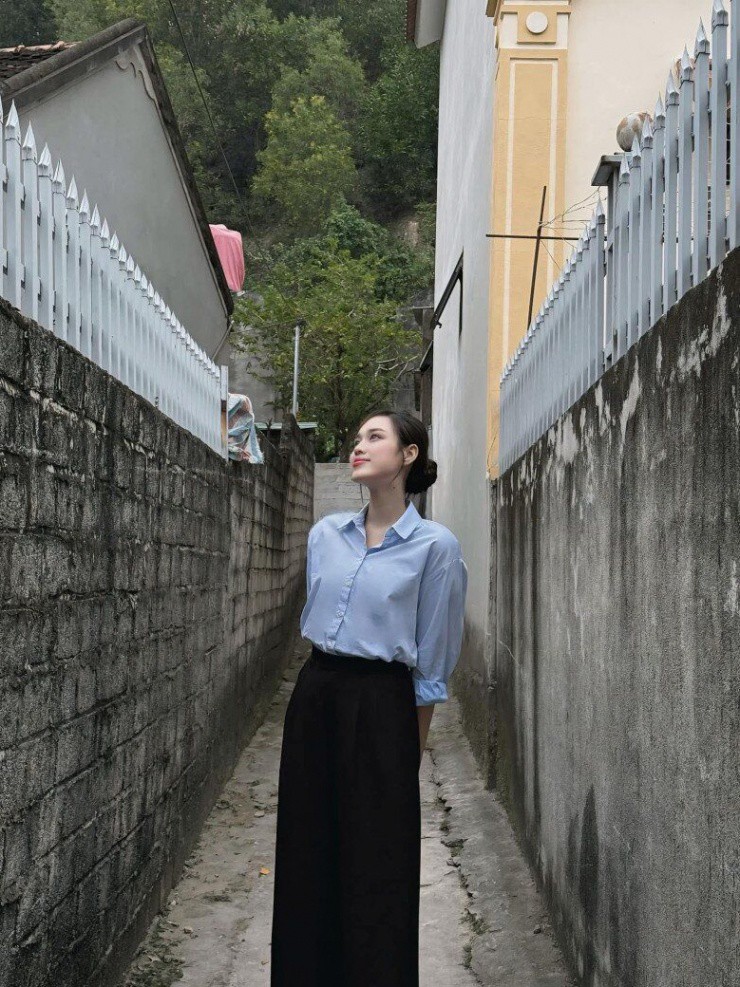 Cô đã chuyển sang phong cách trưởng thành và kín đáo hơn.