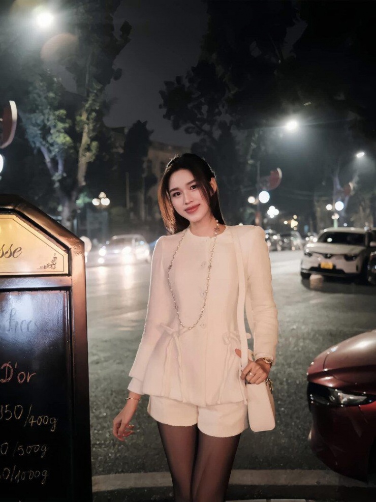 Hiện tại, Đỗ Thị Hà ưu tiên lựa chọn những thiết kế tối giản với chất liệu cao cấp, phối cùng các phụ kiện hàng hiệu để tạo sự nổi bật. 