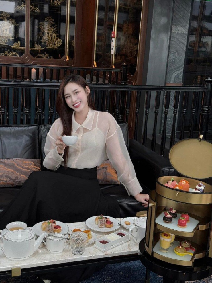 Một trong những set đồ điển hình của Đỗ Thị Hà là áo sơ mi phối chân váy đen – sự kết hợp đơn giản nhưng hiệu quả.