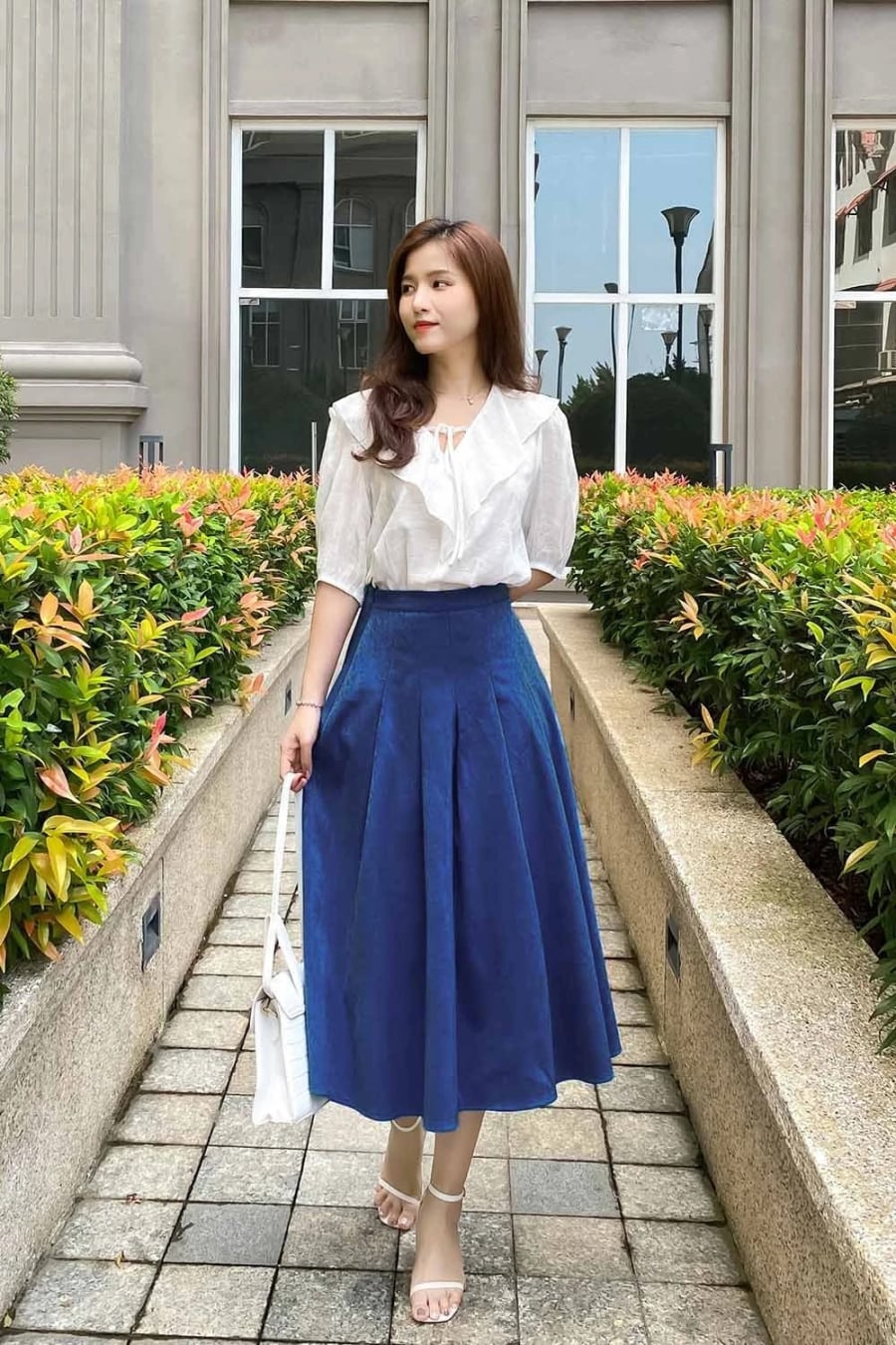 Ngoài những chiếc đầm dáng dài lướt qua gối, các bạn gái cũng có thể thể hiện gu thời trang của mình bằng cách kết hợp chân váy xòe với áo blouse để tạo nên một vẻ ngoài quý phái và nữ tính