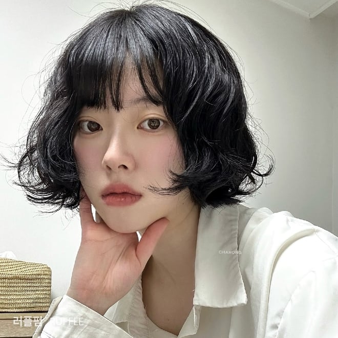 Tóc ngắn xoăn là xu hướng nổi bật trong thời gian gần đây. 