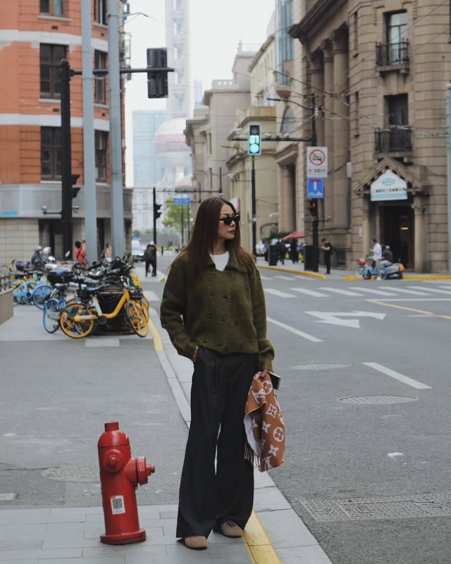 Đây là lựa chọn hoàn hảo cho những quý cô yêu thích sự tối giản mà vẫn muốn giữ vẻ ngoài sang trọng.