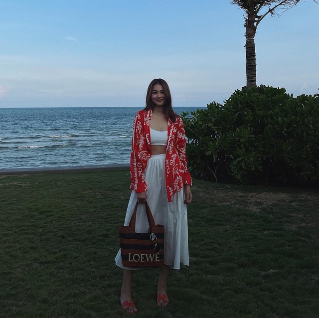 Đôi sandal màu đỏ hoàn thiện tổng thể, mang lại nét quyến rũ mà vẫn thoải mái.