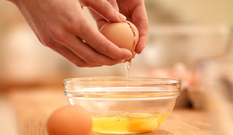 Đập trứng vào bát, nêm nếm gia vị rồi khuấy đều.
