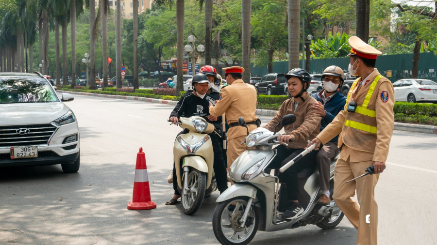 Kể từ 1/1/2025: Phạt tới 20 triệu nếu vượt đèn đỏ, đúng không?  