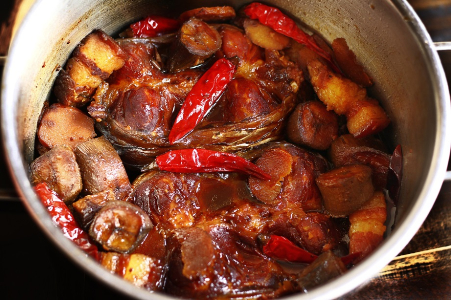 Thêm 1 loại quả này vào nồi, kho cá thịt nhanh nhừ, không cần thắng đường vẫn lên màu đẹp