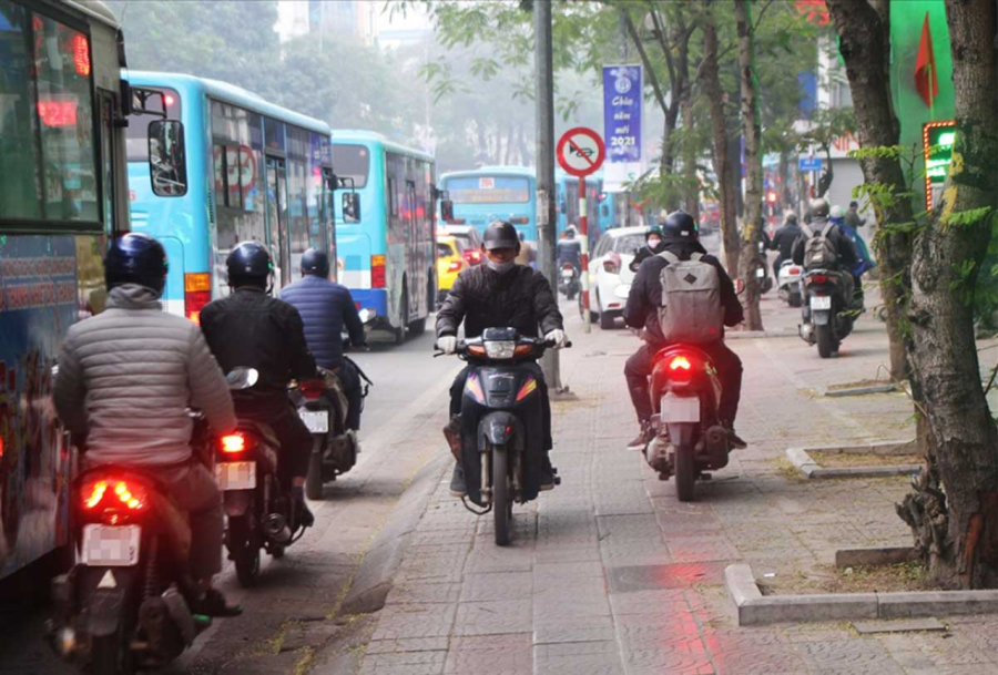 Đi xe máy lên vỉa hè có thể bị phạt từ 4-6 triệu đồng. (Ảnh minh họa)