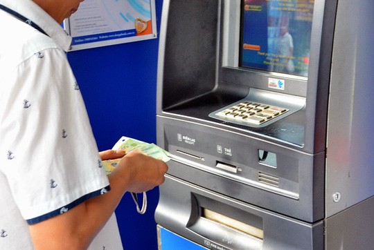 Thay đổi hạn mức rút tiền khi dùng thẻ ATM, người dân được rút tối đa bao nhiêu tiền?