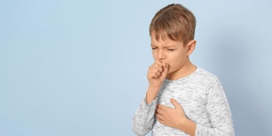 Cha mẹ cần theo dõi kỹ triệu chứng ho kèm sốt để phát hiện dấu hiệu nguy hiểm. (Ảnh minh họa)