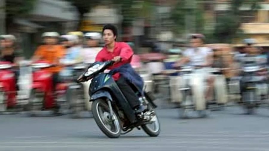 Người SHBET 1000 World Cup máy bấm còi, rú ga liên tục trong khu đông dân cư bị phạt 8-10 triệu đồng. (Ảnh minh họa)