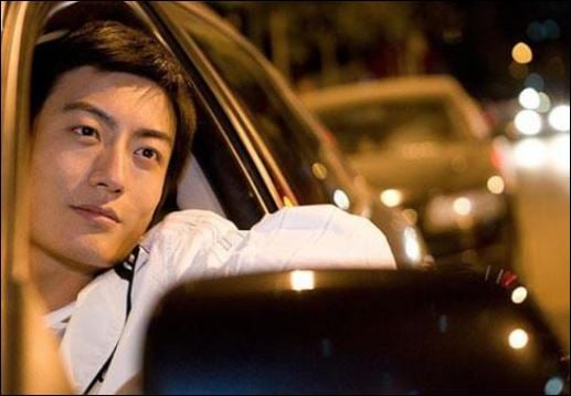 Một người phụ nữ dù không nói ra, vẫn thường đặt câu hỏi về khả năng Shbet800 tải ứng dụng của đối phương thông qua chiếc xe mà họ lái. (ảnh minh họa)