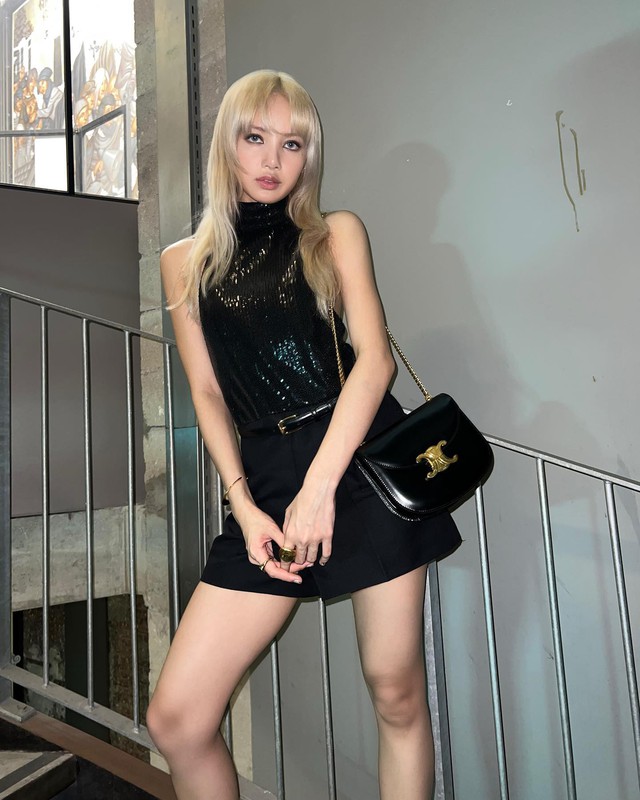 Lisa mang đến gợi ý đầy trẻ trung với áo yếm ánh kim và quần short đen. 