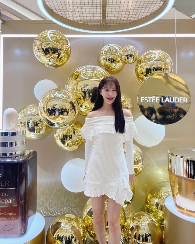 Váy trắng trễ vai của Yoona làm nổi bật sự dịu dàng và quyến rũ.