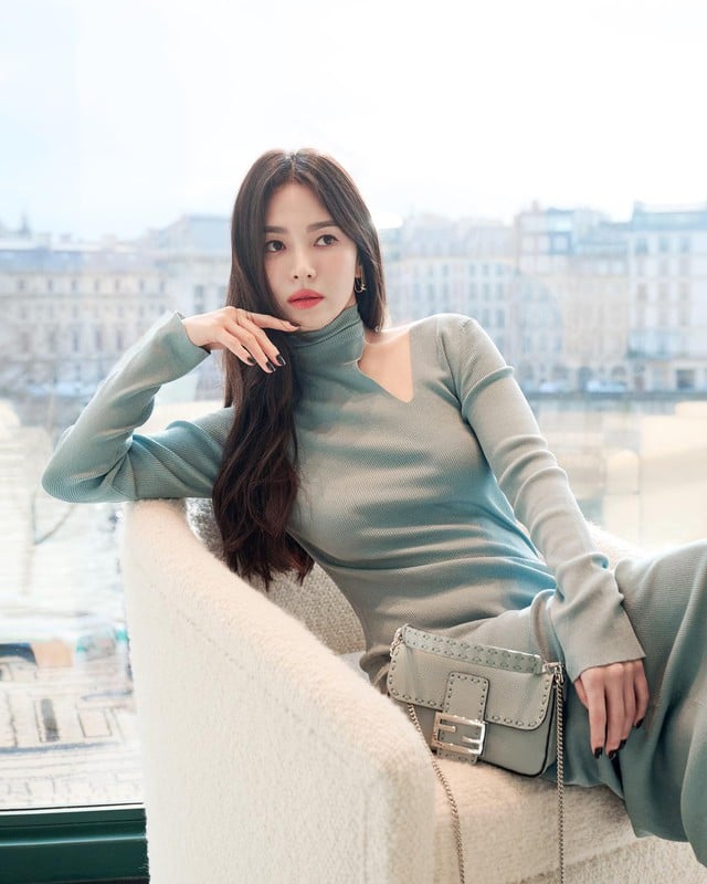 Để hoàn thiện outfit, bạn có thể chọn túi xách cùng tông màu để đảm bảo sự hài hòa.