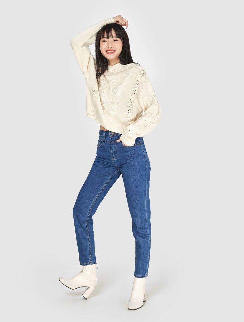 Hãy thử kết hợp quần jeans xanh với áo len trơn, áo thun trung tính hoặc sơ mi oversized.