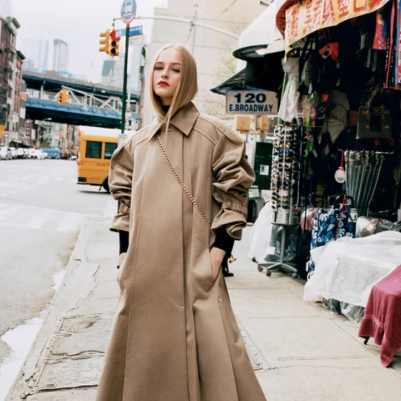 Áo trench coat mang phong cách phóng khoáng nhưng vẫn đậm chất thanh lịch. 