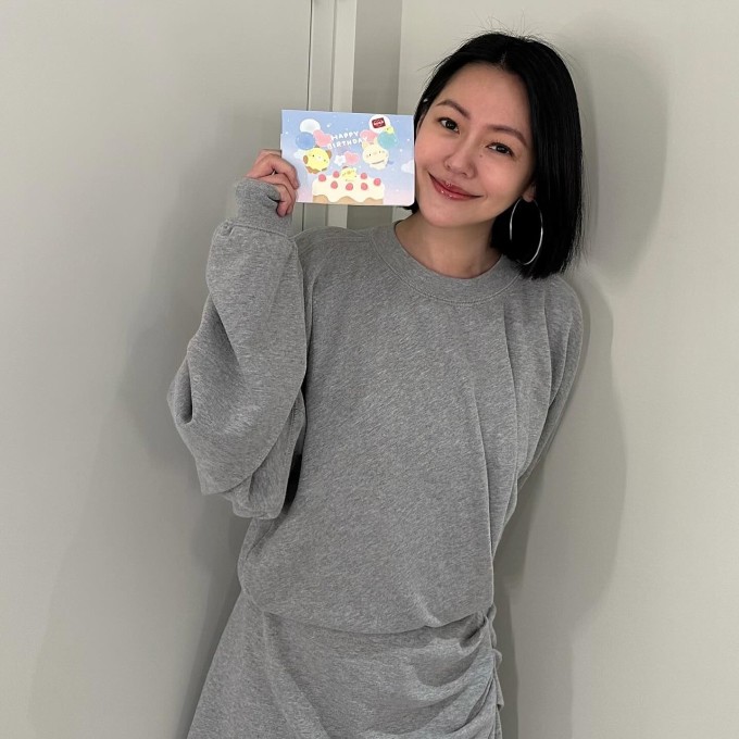 Từ Hy Đệ, mặc dù đã ở tuổi 46, vẫn được khen ngợi về Mừng SHBET phiên bản mới 2025 mịn màng và vóc dáng thon gọn.