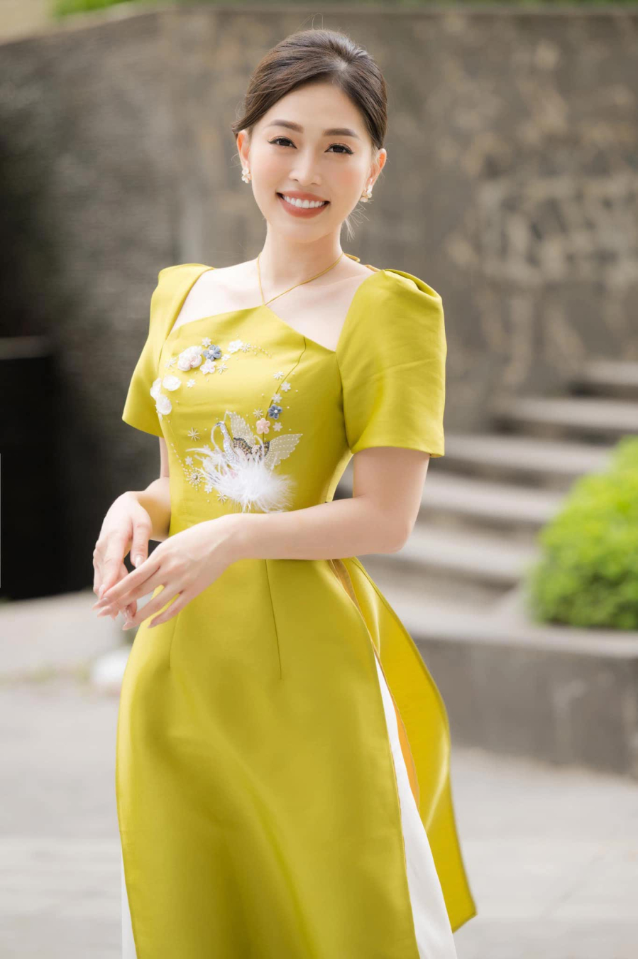 Một trong những bí quyết để che khuyết điểm vòng eo là chọn những thiết kế có điểm nhấn ở phần cổ áo. 