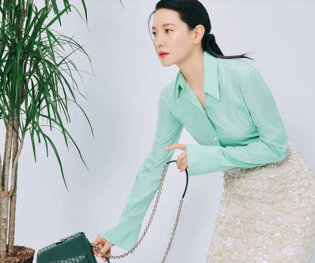 Phụ nữ trung niên không nhất thiết phải giới hạn trong những món đồ màu trung tính