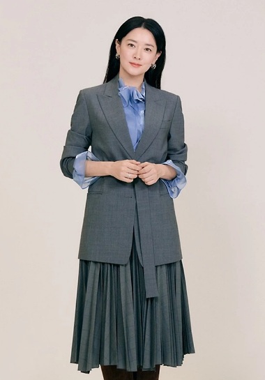 Suit váy luôn mang đến vẻ đẹp cổ điển, trang nhã.