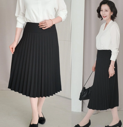 Công thức áo blouse trắng phối với chân váy xếp ly đen mang lại sự tối giản nhưng không kém phần thanh lịch.