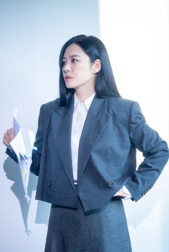 Sự kết hợp giữa áo khoác lửng và chân váy dài đồng bộ là công thức thời trang đơn giản nhưng không bao giờ lỗi mốt. 